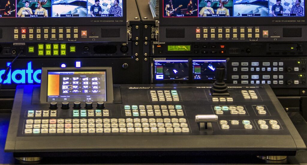 Ein Regieraum mit Monitoren und Mikrofon symbolisiert die Arbeit von Jochen Schropp als TV-Moderator – Foto: 466654 / Pixabay