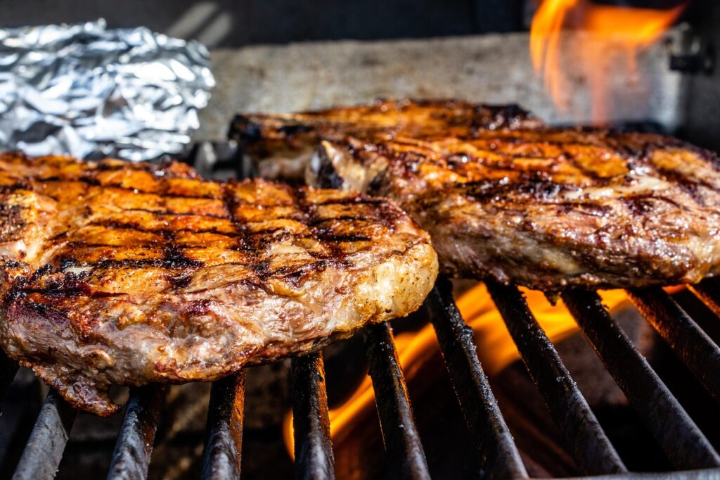 Ein rauchender Grill bei einem Kochfestival symbolisiert den Wettbewerb, bei dem Johann Lafer sein Ticket zur Grill-WM sicherte – Foto: 14070813 / Pixabay