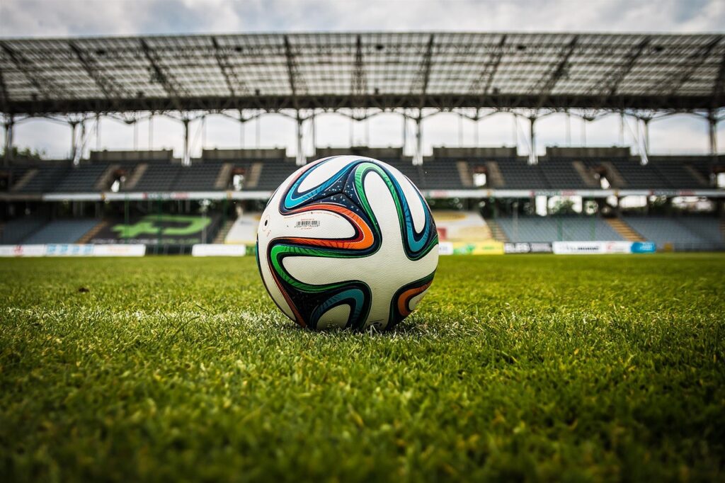 Ein leeres Fußballstadion mit Flutlicht steht sinnbildlich für die Debatte um Julian Nagelsmann als möglichen neuen Trainer von Manchester United – Foto: jarmoluk / Pixabay
