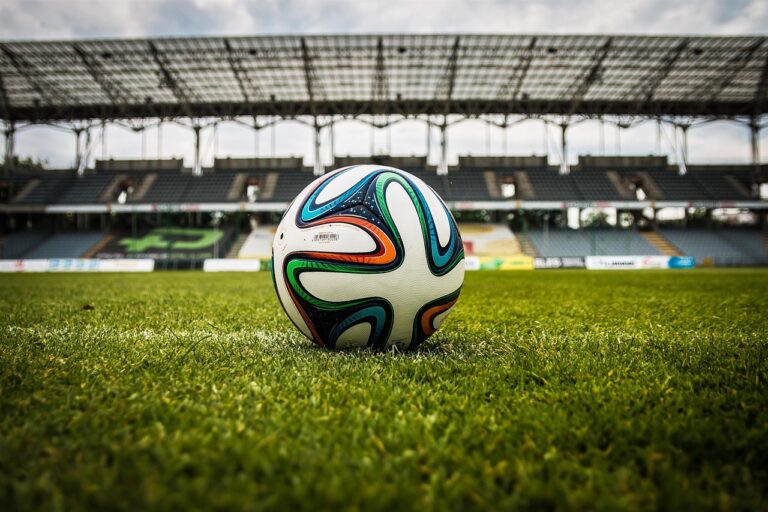Ein leeres Fußballstadion mit Flutlicht steht sinnbildlich für die Debatte um Julian Nagelsmann als möglichen neuen Trainer von Manchester United – Foto: jarmoluk / Pixabay