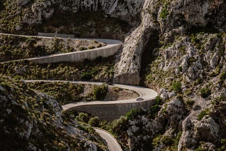 Ein Sportwagen steht am Rand einer kurvigen Bergstraße auf Mallorca, wo Klaus Rader tödlich verunglückte – Foto: mariya_m / Pixabay