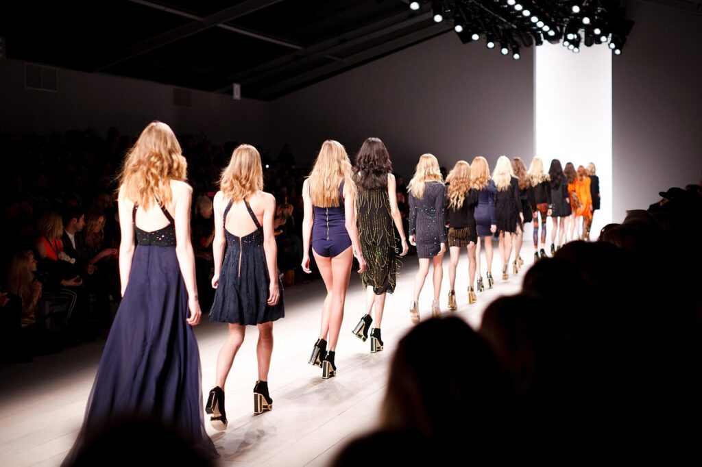 Backstage-Bereich einer Modenschau mit funkelndem Schmuck, passend zum Laufstegdebüt von Kylie Jenner bei Victoria's Secret – Foto: Pexels / Pixabay