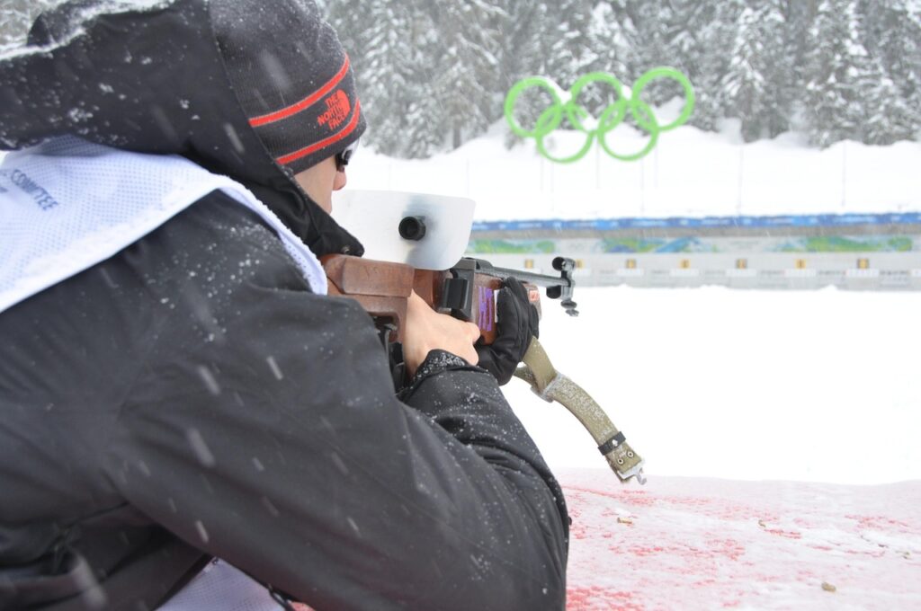 Ein verschneiter Biathlon-Schießstand mit leeren Gewehrständern zeigt das Umfeld, in dem die Olympiasiegerin schwanger eine Saison pausiert – Foto: Ebowalker / Pixabay