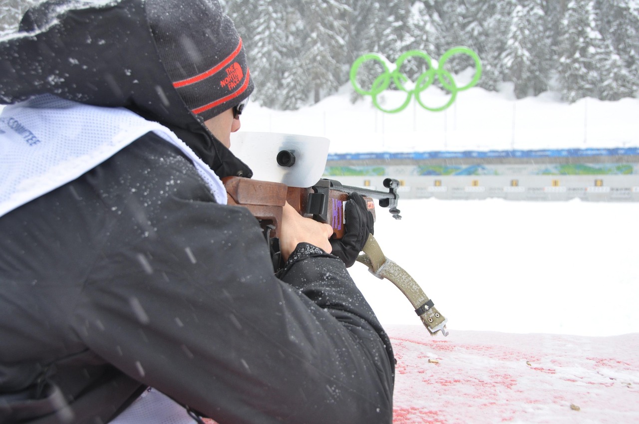Ein verschneiter Biathlon-Schießstand mit leeren Gewehrständern zeigt das Umfeld, in dem die Olympiasiegerin schwanger eine Saison pausiert – Foto: Ebowalker / Pixabay