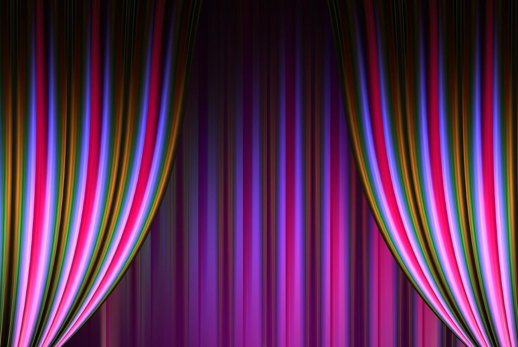 Eine leere, beleuchtete Kabarettbühne steht sinnbildlich für das Ende der Bühnenkarriere von Lukas Resetarits – Foto: geralt / Pixabay