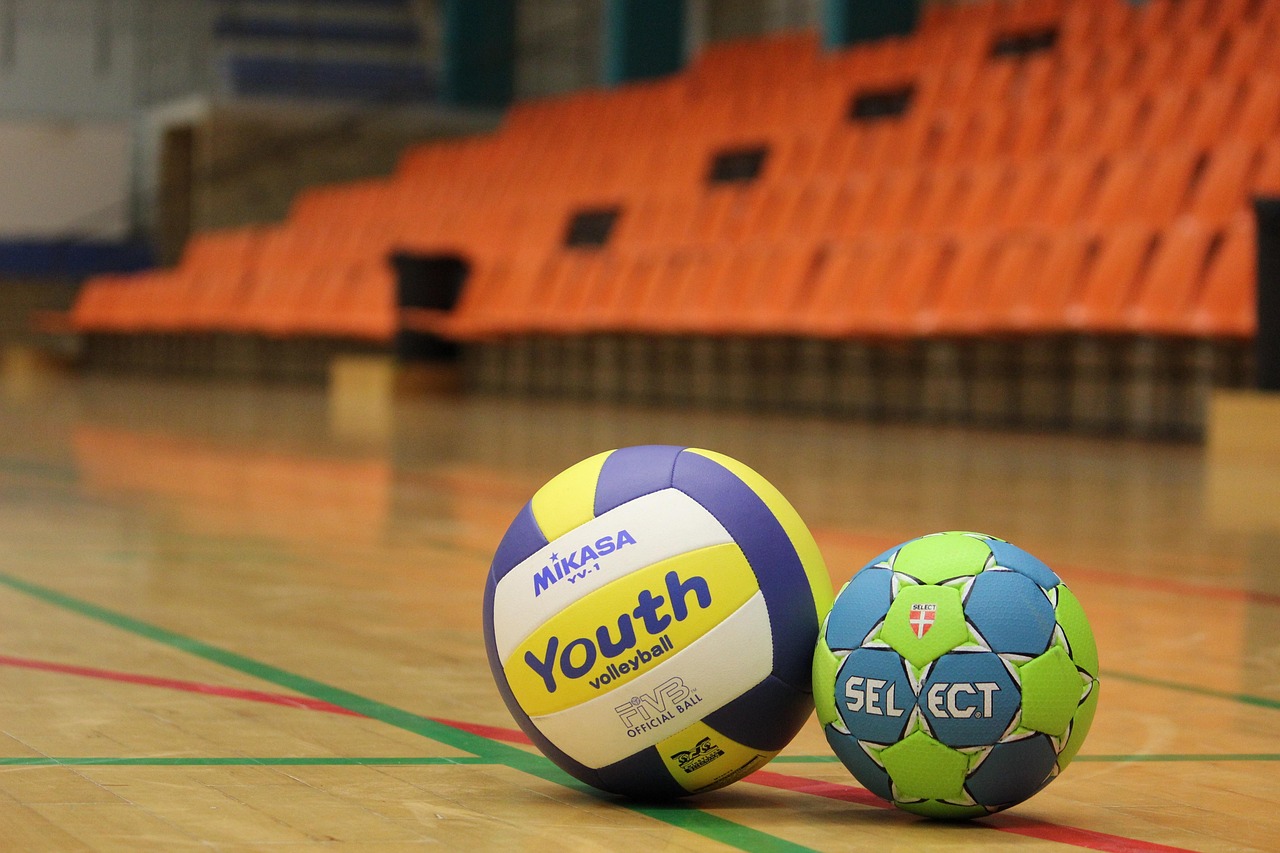 Ein leeres Handballfeld mit Ball vor dem Tor symbolisiert den bevorstehenden Flensburg-Transfer von Marko Grgic – Foto: JeppeSmedNielsen / Pixabay