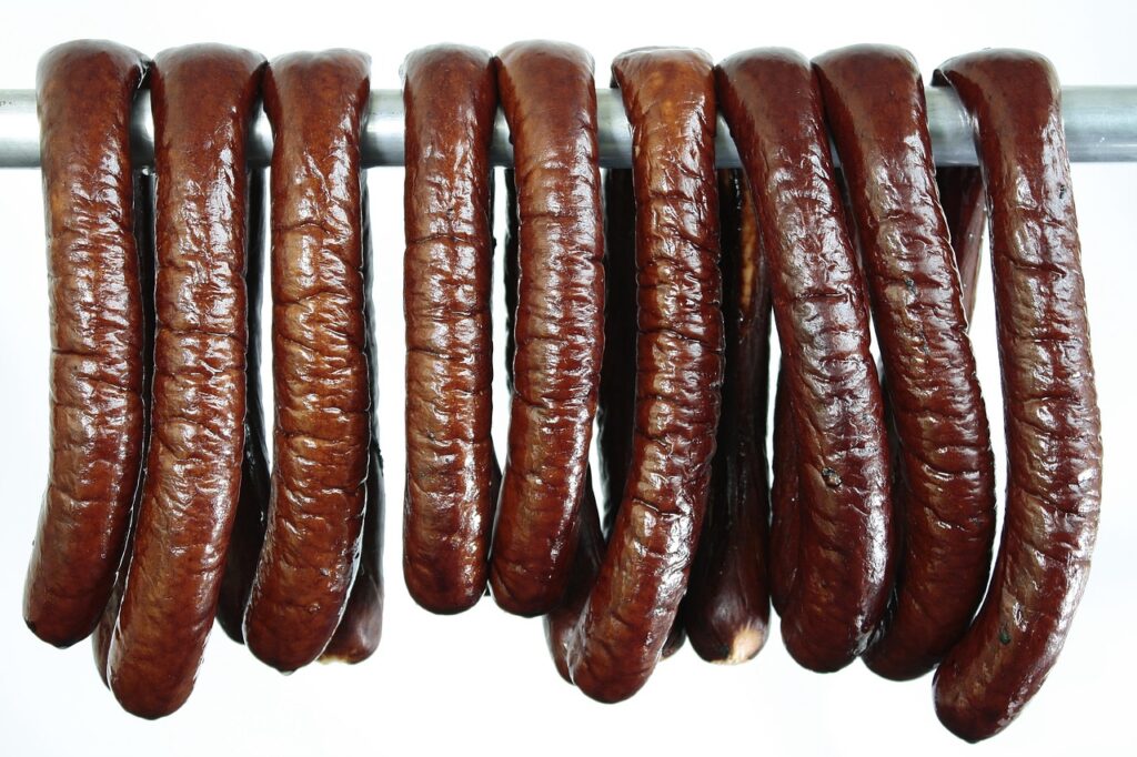 Wurstherstellung in einer Produktionsküche, wie sie der Wurstkönig von Chicago betreibt – Foto: MaciejRudnicki / Pixabay