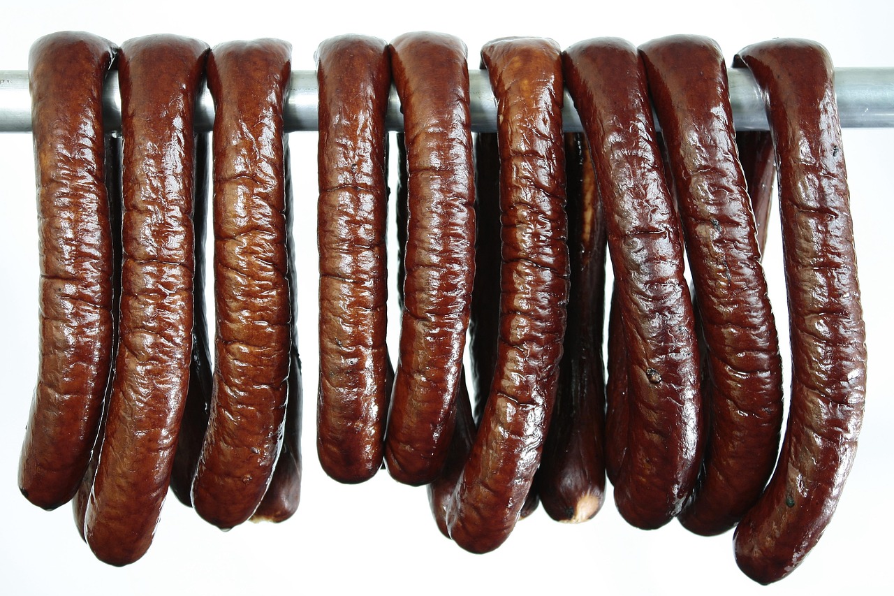 Wurstherstellung in einer Produktionsküche, wie sie der Wurstkönig von Chicago betreibt – Foto: MaciejRudnicki / Pixabay