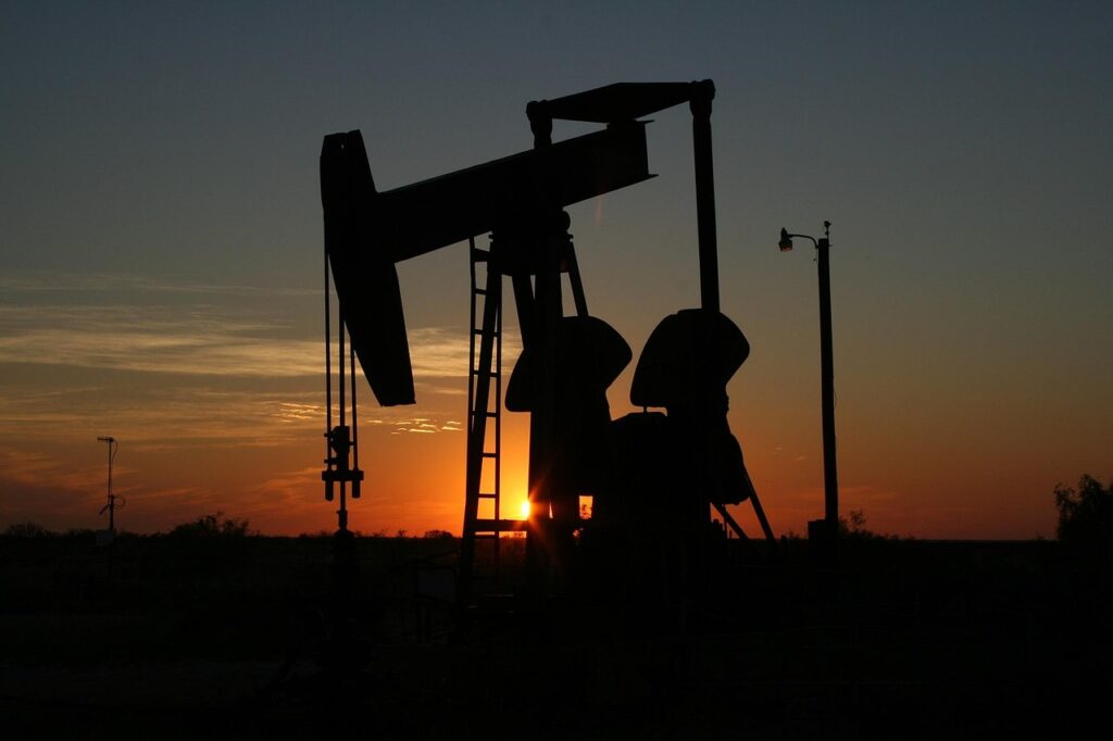 Eine einsame Wüstenlandschaft in West-Texas mit einem aufgeschlagenen Buch auf einem Klappstuhl, passend zur Geschichte von Matthew McConaughey und seiner Wüstenreise – Foto: lalabell68 / Pixabay