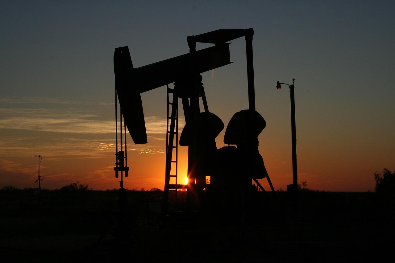Eine einsame Wüstenlandschaft in West-Texas mit einem aufgeschlagenen Buch auf einem Klappstuhl, passend zur Geschichte von Matthew McConaughey und seiner Wüstenreise – Foto: lalabell68 / Pixabay