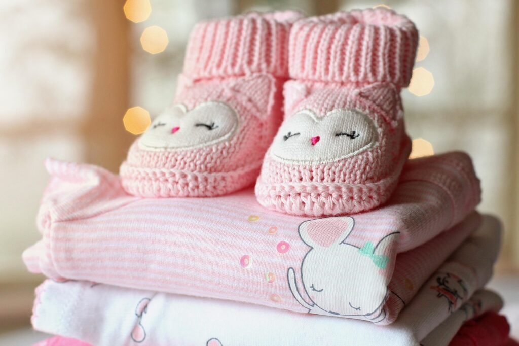 Regal mit Spielsachen und Babyausstattung im Geschäft der Babyrella-Unternehmerin in Graz – Foto: TerriC / Pixabay