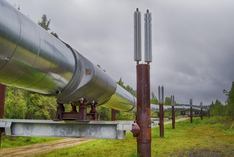 Industrielle Gaspipeline-Station symbolisiert die Nord-Stream-Verhandlungen, in die Jared Kushner als Vermittler involviert ist – Foto: jdblack / Pixabay
