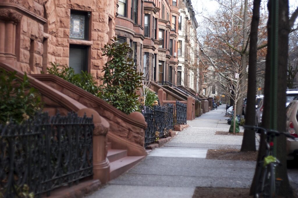 Eine ruhige Straße im West Village von Manhattan, in der ein Promi erkannt wurde, mit historischen Stadthäusern im Herbstlicht – Foto: liliy2025 / Pixabay