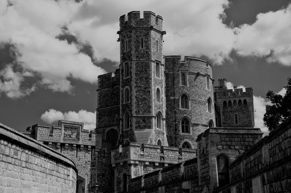 Schmiedeeisernes Tor vor einem britischen Palast symbolisiert die Distanz zwischen Harry, Meghan und den Royals – Foto: ThMilherou / Pixabay