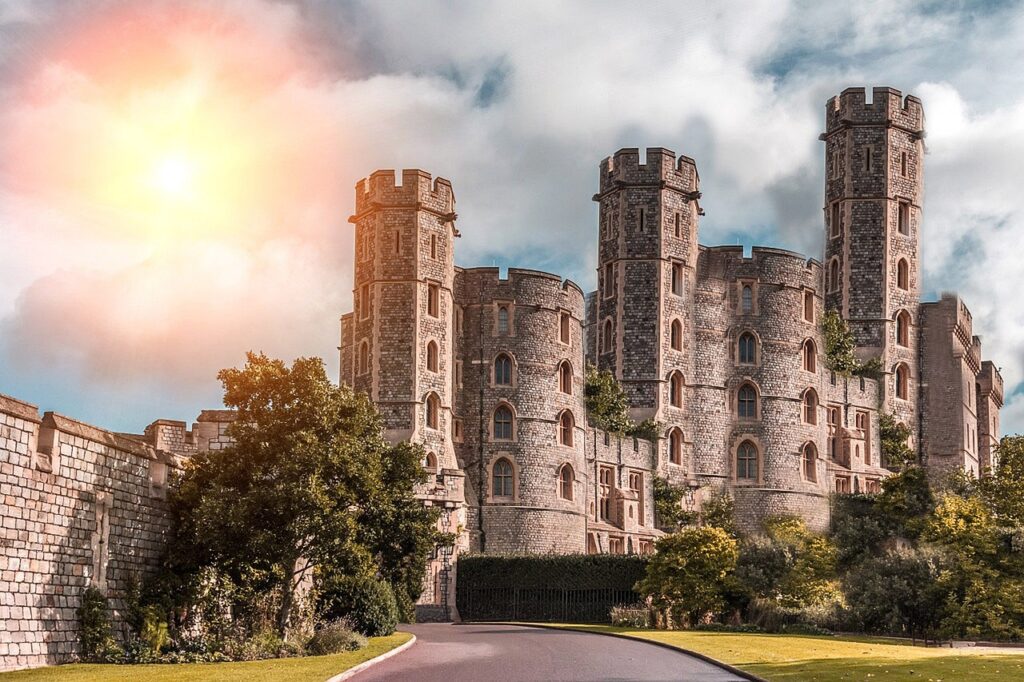 Festlich gedeckter Bankettsaal auf Schloss Windsor, wie er beim Staatsbankett stand, bei dem Charles über Prinz William sprach – Foto: ColdSmiling / Pixabay