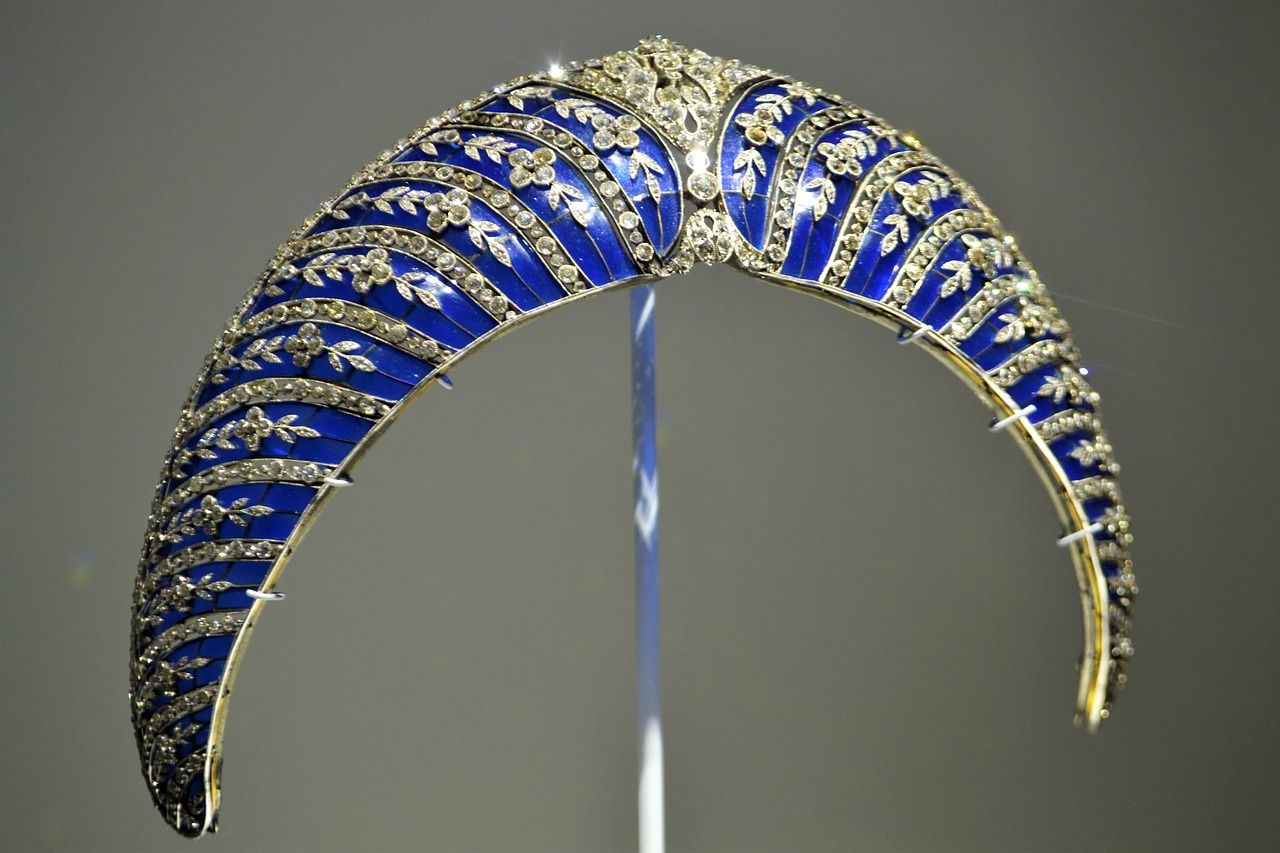 Eine funkelnde Diamant-Tiara auf einem Samtkissen in einem festlich beleuchteten Schlosssaal, wie sie Prinzessin Anne bei einem Staatsbankett trug – Foto: ArtisticOperations / Pixabay