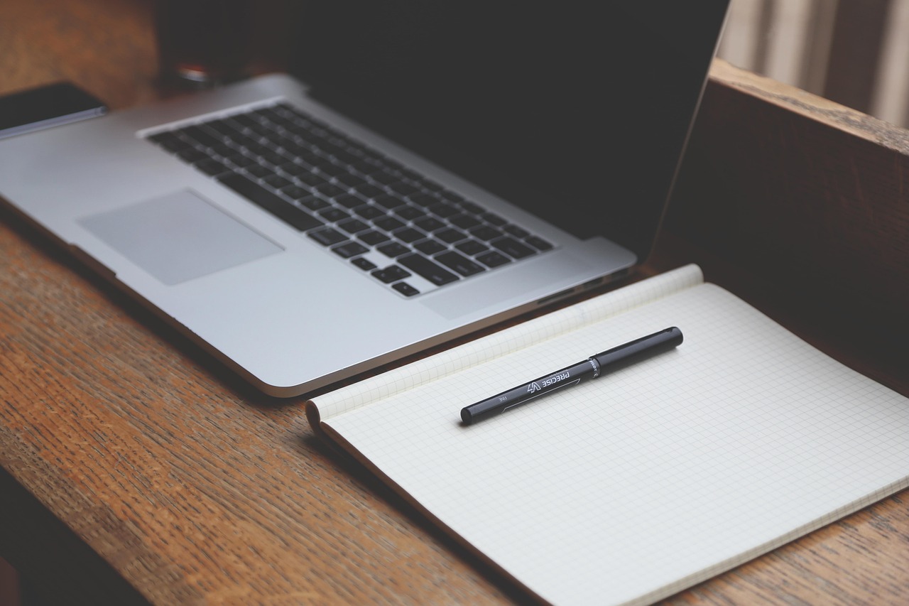 Ein Schreibtisch mit Laptop und Notizbuch symbolisiert die wachsende Selbstständigkeit Schweiz im Jahr 2025 – Foto: StartupStockPhotos / Pixabay