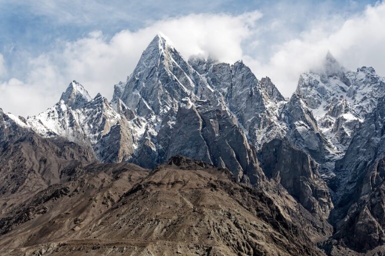 Ein abgelegenes Basislager im Karakorum-Gebirge bei Morgenlicht, wie es Thomas Huber während seiner Expeditionen nutzte – Foto: Makalu / Pixabay