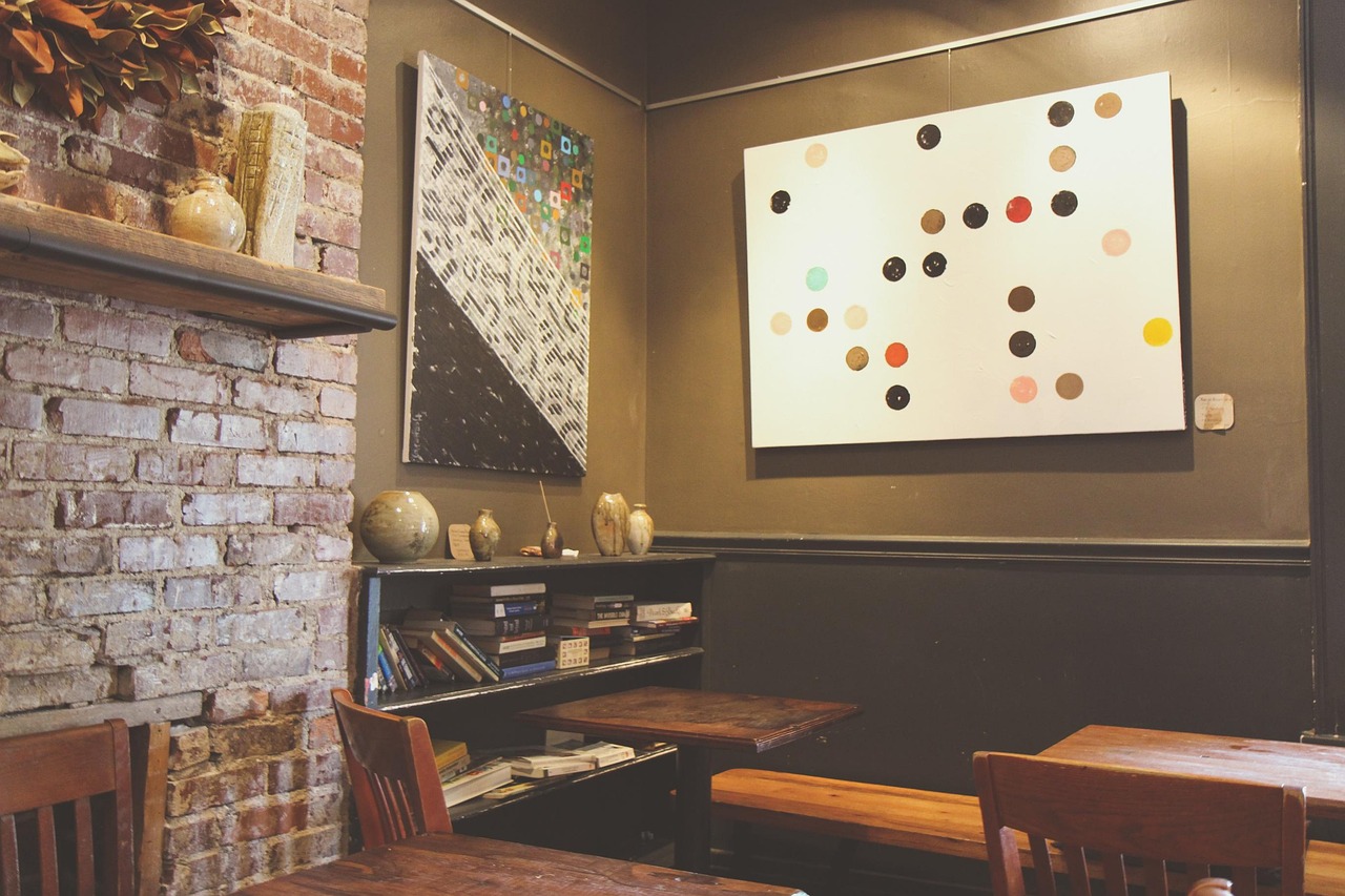 Gemälde hängen an der Wand eines Wiener Cafés, in dem Voodoo Jürgens seine Bilder ausstellt – Foto: Pexels / Pixabay