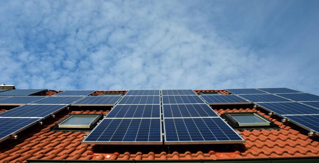 Sanierte Wohnhausfassade mit Solarpaneelen, wie sie in der Forschung von Wolfgang Streicher zu energieeffizientem Bauen eine Rolle spielt – Foto: ulleo / Pixabay