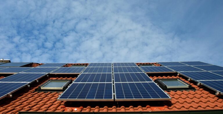 Sanierte Wohnhausfassade mit Solarpaneelen, wie sie in der Forschung von Wolfgang Streicher zu energieeffizientem Bauen eine Rolle spielt – Foto: ulleo / Pixabay